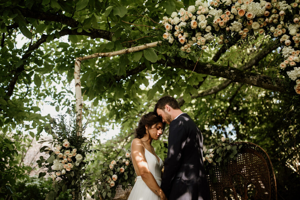 moment de connexion dans une cérémonie de mariage laique